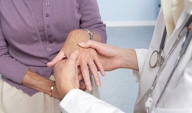 lékař vyšetřuje klouby rukou s artrózou a artritidou