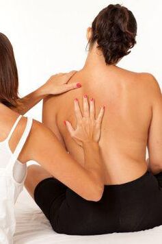 masáž při bolesti pod levou lopatkou
