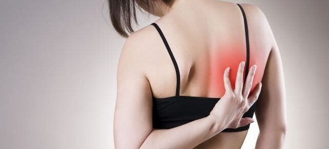 Zvýšená bolest zad při pohybu je známkou hrudní osteochondrózy