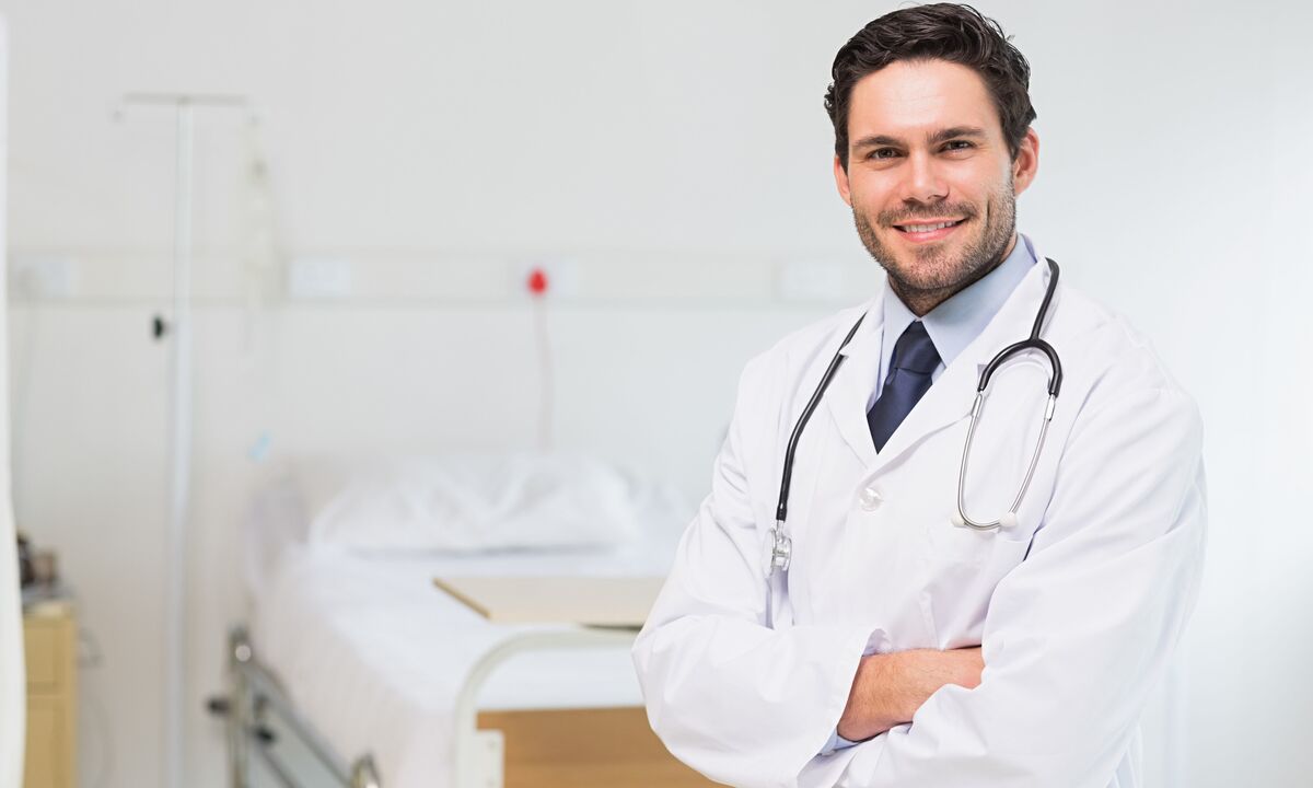 lékař na základě výsledků testů předepisuje léky k léčbě prostatitidy