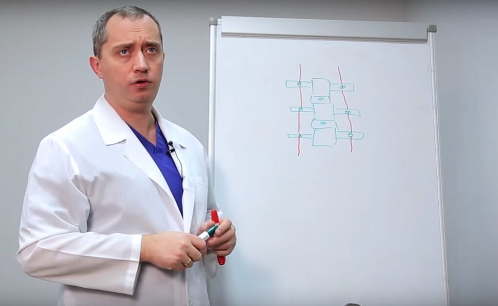 Lékař ukazuje strukturu páteře